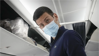 La polémica foto de Djokovic en el avión que se hizo viral