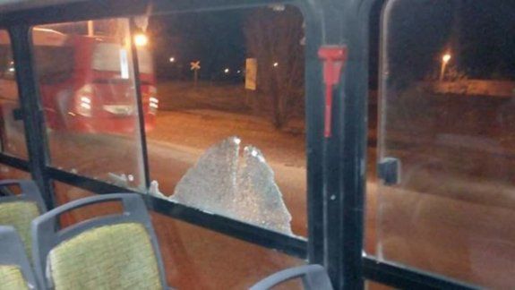 Rompieron a piedrazos una ventana de un colectivo Koko
