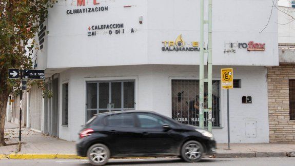 Por orden de la Justicia cipoleña, ayer se realizó un allanamiento en el local comercial ubicado en la esquina de Fernández Oro y 25 de Mayo.