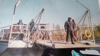 Julio Torres, en primer lugar sobre la balsa que cruzaba el río Limay en Las Perlas, y que él condujo durante muchos años. Julio Torres, en primer lugar sobre la balsa que cruzaba el río Limay en Las Perlas, y que él condujo durante muchos años.