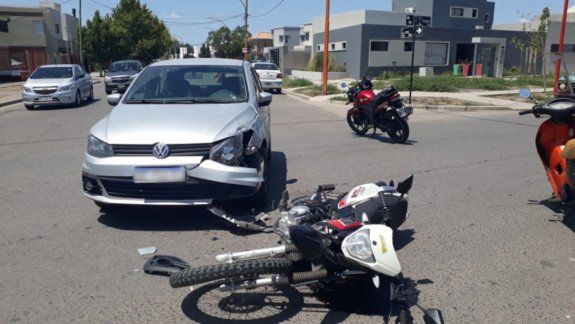 Un joven motociclista resultó herido tras chocar contra un auto