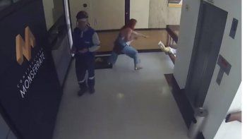 se distrajo con el celular y su bebe estuvo a punto de caer al vacio