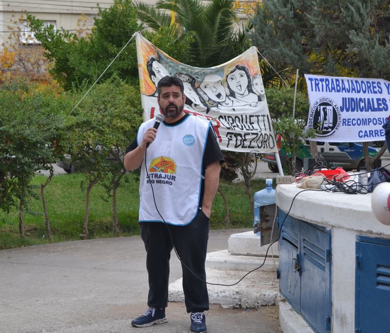 Algunos gremios de la educación, salud, judiciales y organizaciones sociales se reunieron en la plaza San Martín para visibilizar el reclamo.