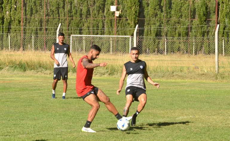 Matías Carrera en la pretemporada de Cipolletti y bajo la cámara de LM. Fotos: Antonio Spagnuolo 