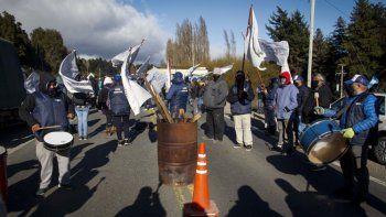 caos en bariloche por un corte de ruta de gastronomicos