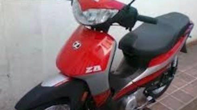 Le robaron la moto a su mamá y pide ayuda para encontrarla