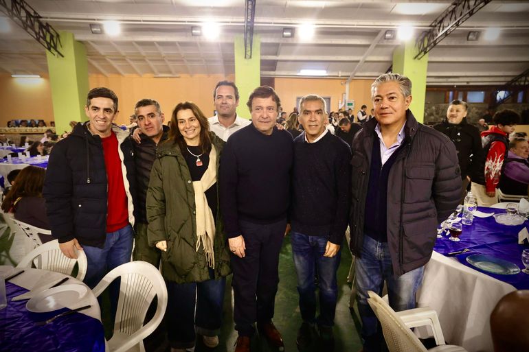 Los mandatarios junto a los candidatos de Juntos Defendemos R&iacute;o Negro.&nbsp;