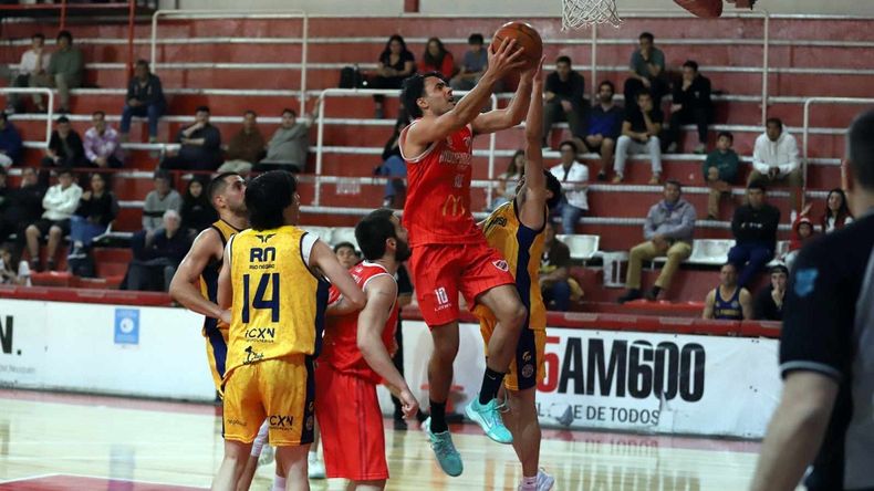 Julián Fedele se destacó en los dos costados de la cancha para el Rojo. Fotos: Claudio Espinoza | LMCipolletti.com Julián Fedele se destacó en los dos costados de la cancha para el Rojo. Fotos: Claudio Espinoza