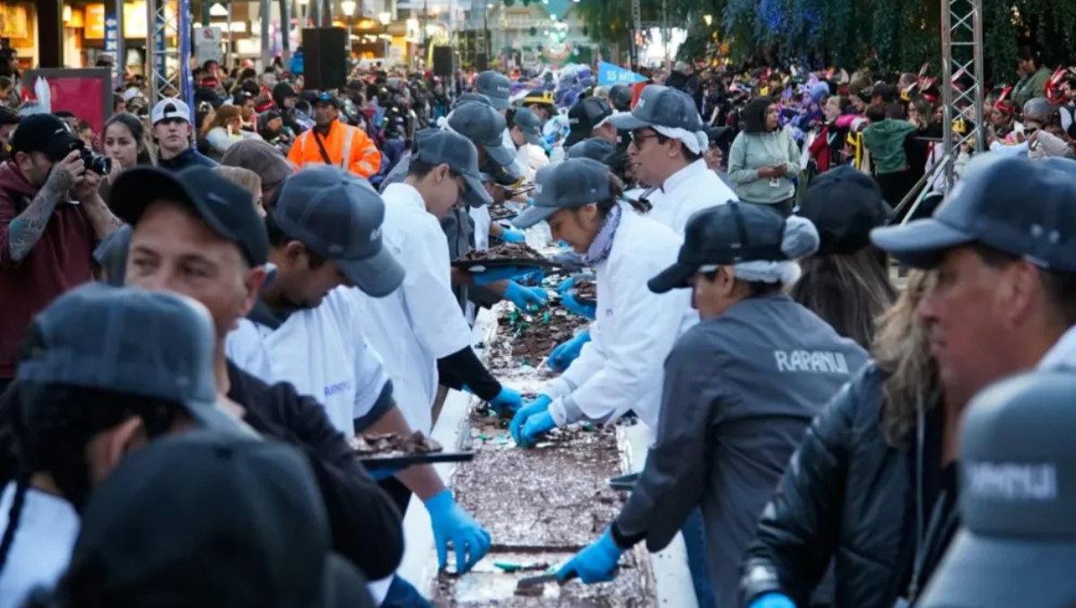 La barra de chocolate más grande del mundo midió 220 metros y se creó en Bariloche. (Foto gentileza El Cordillerano)