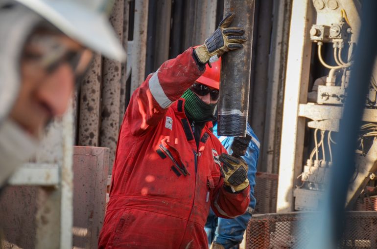 El Sindicato de Petroleros Privados y la CEPH acordaron un incremento del 12% para la paritaria 2025/2026 con revisión en septiembre.