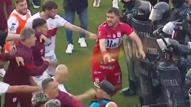 El insólito informe arbitral tras la batalla campal en la semifinal del reducido.