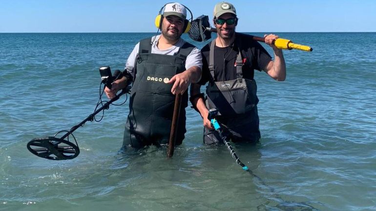 Matías y Malco con los equipos para detectar metales en Las Grutas: Es una pasión.