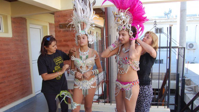 La comparsa Orfeo llegó desde el litoral argentino con 90 artistas para deleitar al público en la costa rionegrina.