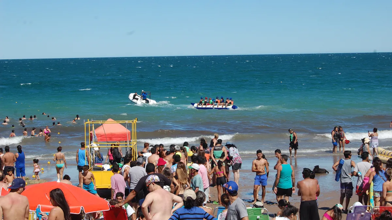 La venta de comida en la playa genera polémica en Las Grutas.