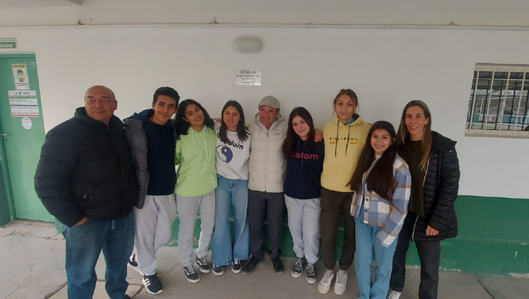 Cacho Vigil junto a Zayas y la gente que lo recibió en Marabunta.&nbsp;