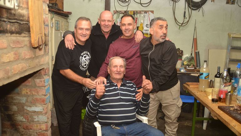 Pepe Amati rodeado de los primos Galluci, Cato Martini y Hugo López. Foto Antonio Spagnuolo.