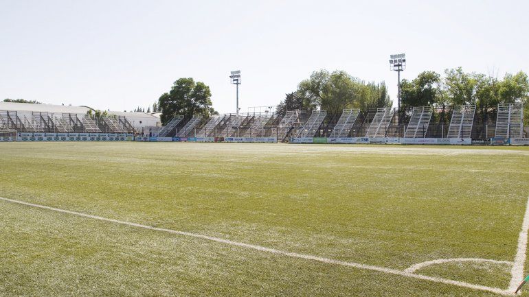 El sintético es un dolor de cabeza para todo Cipolletti y en verano la temperatura resulta agobiante para entrenar.&nbsp;