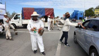 asi fue la protesta de apicultores sobre los puentes carreteros