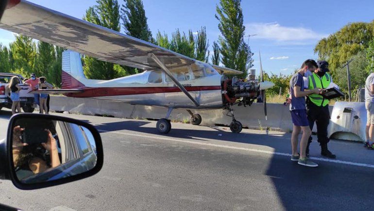 De película: una avioneta aterrizó de emergencia sobre la Ruta 22