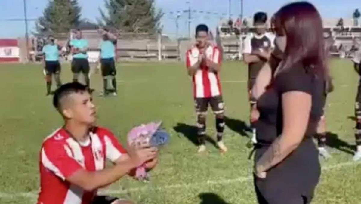 Enamorado del gol, Gonzalo López se animó y le propuso casamiento a su novia antes de un partido en el que mojó.