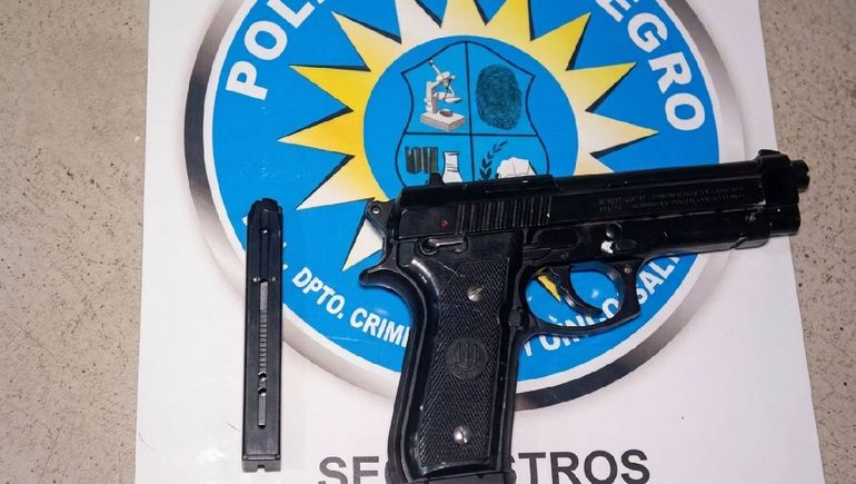 La Policía de Cinco Saltos secuestró un arma al intervenir por una pelea. La Policía de Cinco Saltos secuestró un arma al intervenir por una pelea.