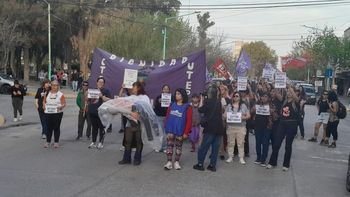 La marcha en Cipolletti se concentró en la plaza San Martín.