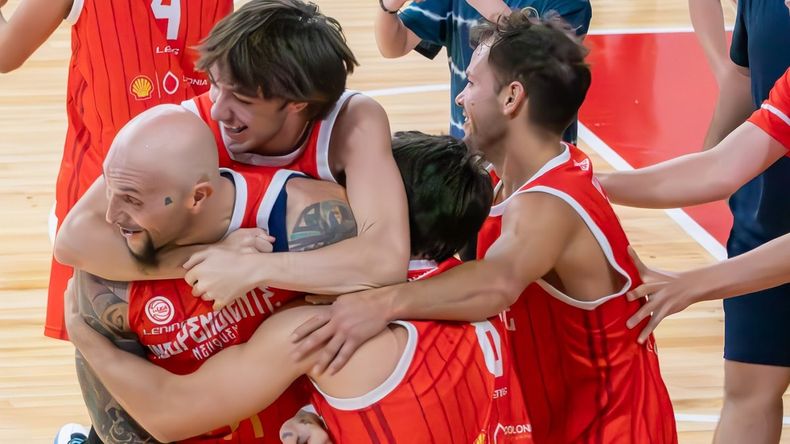 Piuma le dio la victoria y la punta al Rojo neuquino en la última pelota de un partidazo