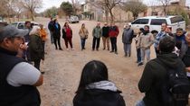 Vecinos de Balsa Las Perlas se reunieron en el barrio con el Secretario de Gobierno de Cipolletti. 
