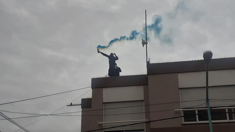 Alegría en las alturas. Los seguidores xeneises festejaron en todos lados. 