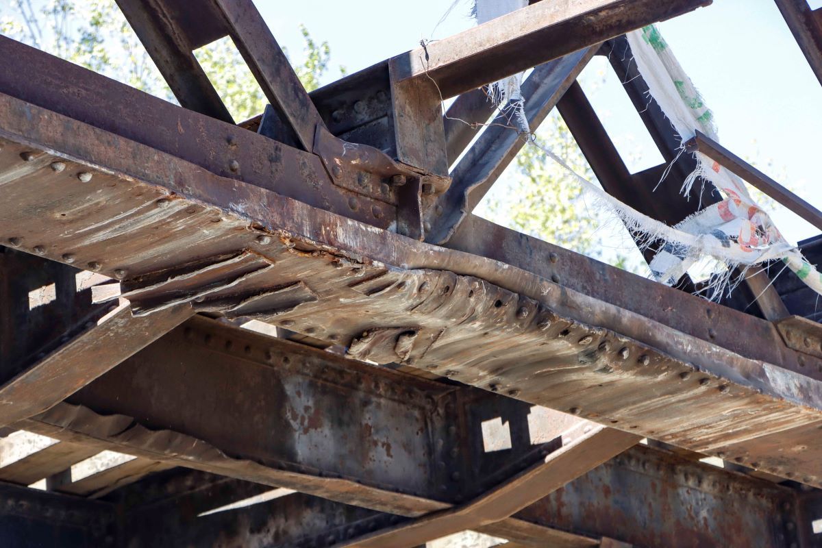 Ni las multas evitan los choques al puente del tren