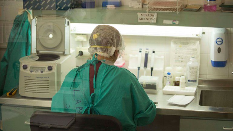 Diez personas realizan los análisis de coronavirus