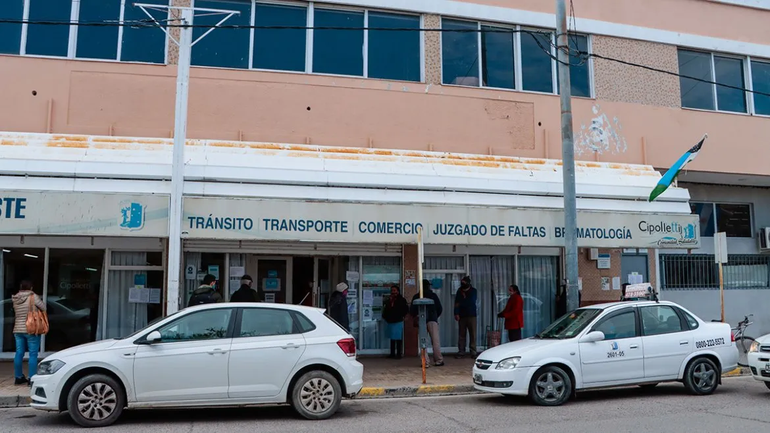 Empieza a cundir la bronca entre los taxistas de Cipolletti por las infracciones que les labran los inspectores de Tránsito y que redundan en montos exorbitantes de multa. Empieza a cundir la bronca entre los taxistas de Cipolletti por las infracciones que les labran los inspectores de Tránsito y que redundan en montos exorbitantes de multa.