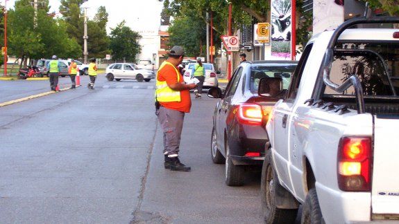 Borracho reincidente aceleró sobre policías para zafar de un control 