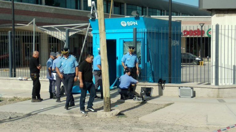 Hicieron explotar un cajero del Shopping Oeste, se llevaron plata y huyeron en camioneta robada a la Muni