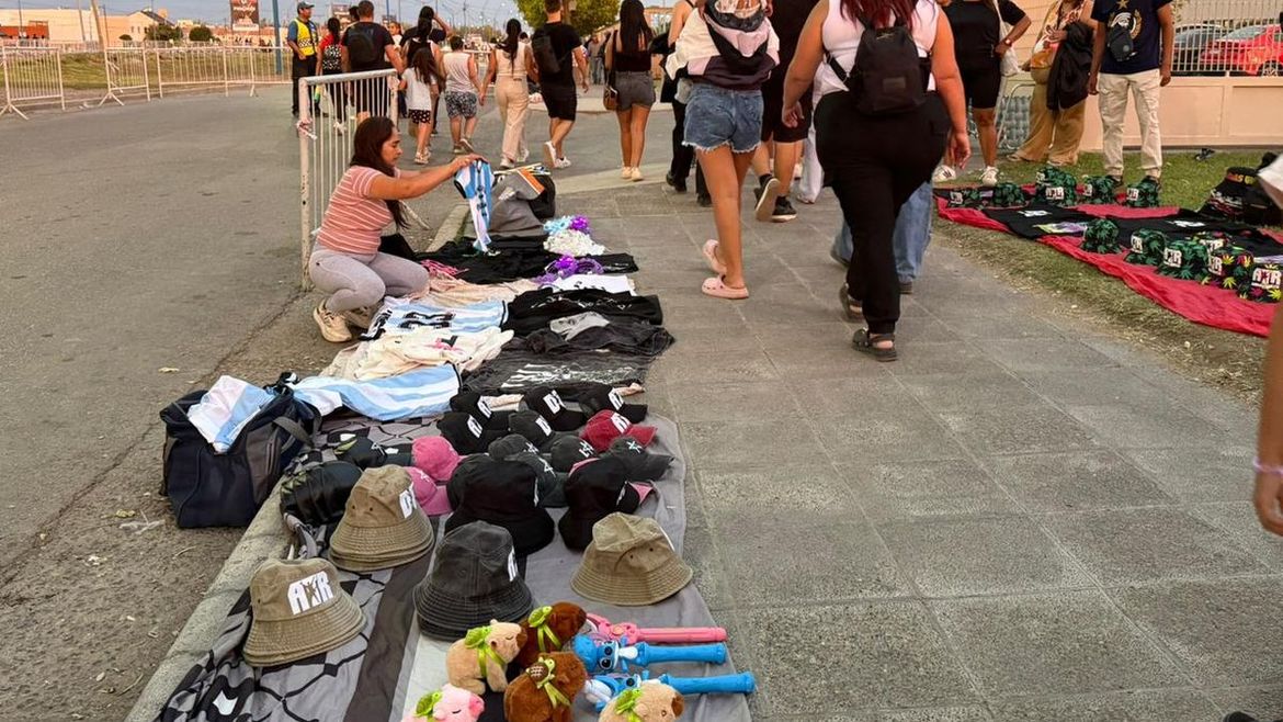 Fiesta de la Manzana: del piluso a la remera, cuánto hay que gastar para vestirse de Lali, Cazzu o Damas Gratis | LMCipolletti.com Fiesta de la Manzana: del piluso a la remera, cuánto hay que gastar para vestirse de Lali, Cazzu o Damas Gratis