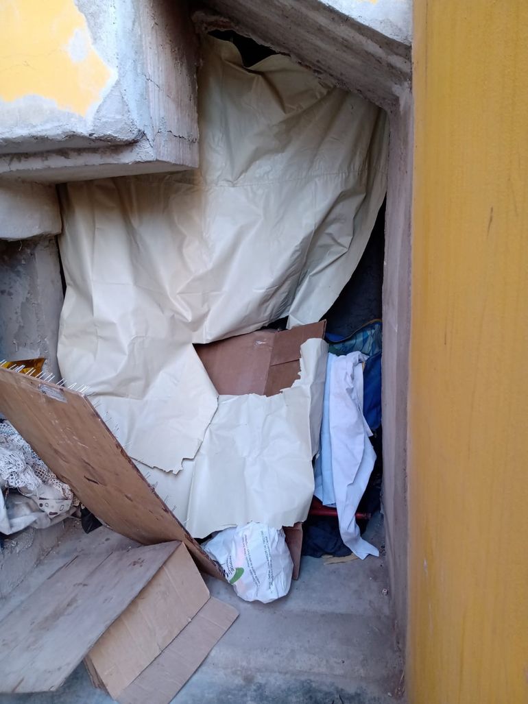 Apenas verse, el rinc&oacute;n entre paredes, que una persona en situaci&oacute;n de calle utiliza como refugio, deja patentes las condiciones de extrema precariedad que presenta el lugar para vivir. Nylons, papeles, cartones, maderas, trazas de telas son lo poco que hay disponible.