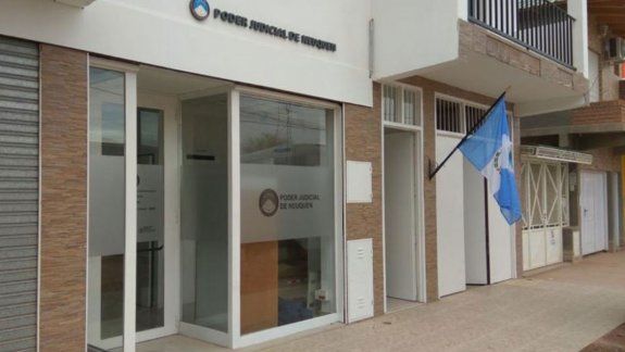 Una mujer golpeó y apuñaló a la actual pareja de su ex