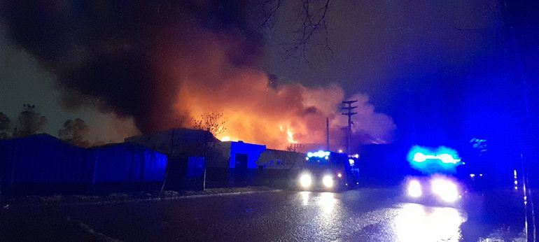Un gran incendio se desató en el depósito de La Anónima en Cipolletti. Foto: Antonio Spagnuolo.