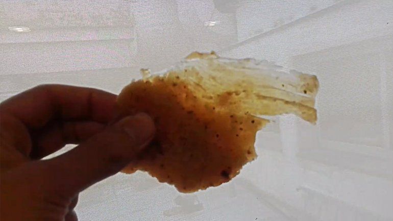 Un neuquino denunció que le vendieron milanesas de plástico en una pollería