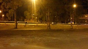 Una mujer fue atacada sobre la calle Balbín, muy cerca del puente peatonal.&nbsp;
