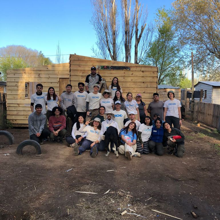 La Asociación Civil TECHO también construyó 30 viviendas de emergencia en el Barrio Los Olmos de Cipolletti. 