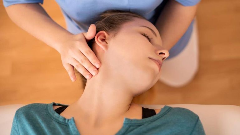 La rigidez en el cuello, uno de los síntomas principales. La rigidez en el cuello, uno de los síntomas principales.