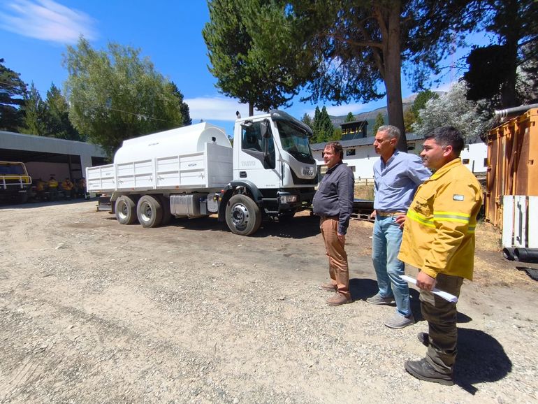 Camiones y equipamientos, también arribaron a la sede de El Bolsón.