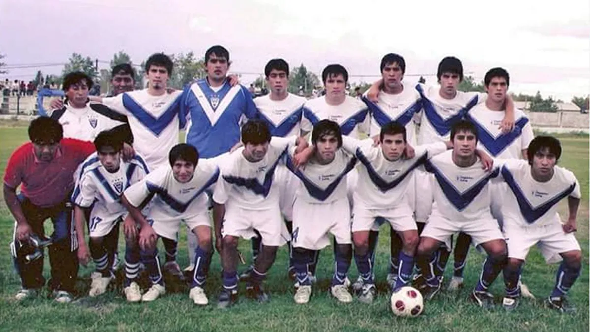 Acuña, el de la foto con la pelota, cuando jugaba en el Barrio zapalino, el popular Don Bosco.