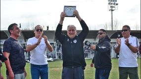 El homenaje que le realizó el club Cipolletti, con la presencia de Chala Parra, el Ruso Homann, entre otros. | LMCipolletti.com El homenaje que le realizó el club Cipolletti, con la presencia de Chala Parra, el Ruso Homann, entre otros.
