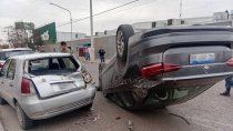 en imagenes, el impresionante choque y vuelco de un auto que volo en calle belgrano