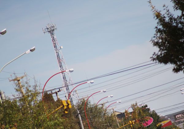 Más controles de antenas, cableados y postes