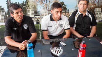 Pinto, Sosa y Figueroa (kinesiólogo) dieron una conferencia de prensa en la previa al clásico ante Deportivo Roca. 