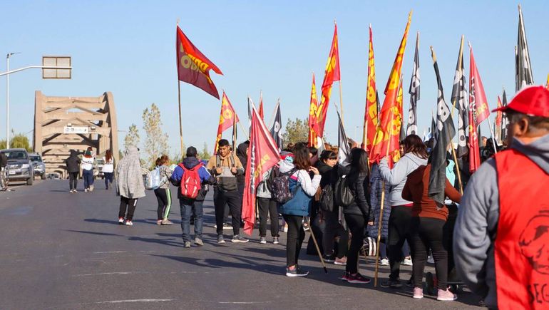 Caos de tránsito: organizaciones protestan y cortan los puentes carreteros