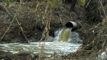 Según los análisis, el río Negro está cada vez más contaminado.